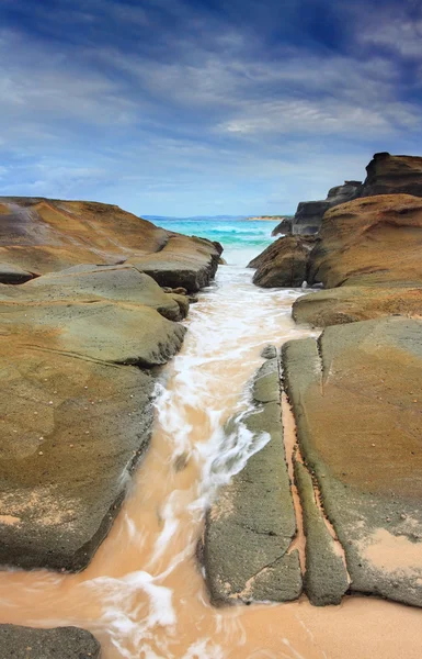 Rock çatlak aracılığıyla kararlı, deniz yıkama — Stok fotoğraf