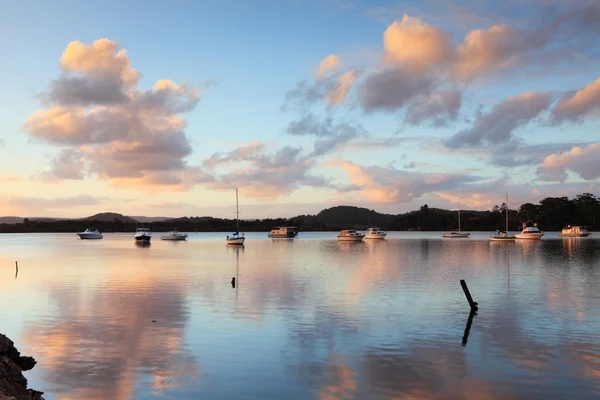 Barcos yates y reflejos en Bensville al atardecer del verano — Foto de Stock