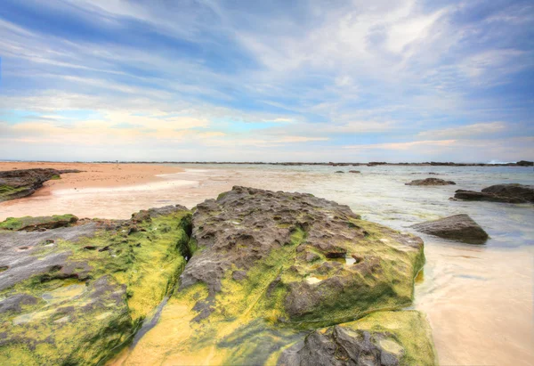 Wispy clouds and rocky tidal flows — Stock Photo, Image