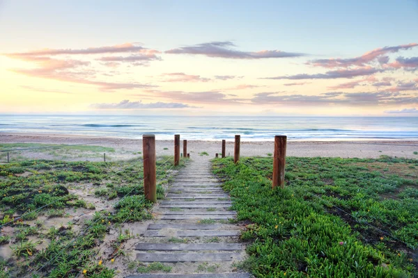 Ścieżka, która odświeża duszy. Beach sunrise Australia — Zdjęcie stockowe