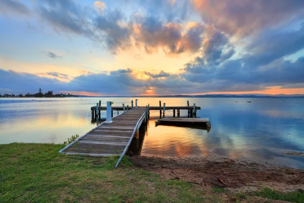 在贝尔蒙特，麦夸里湖，澳大利亚新南威尔士州的日落 免版税图库图片