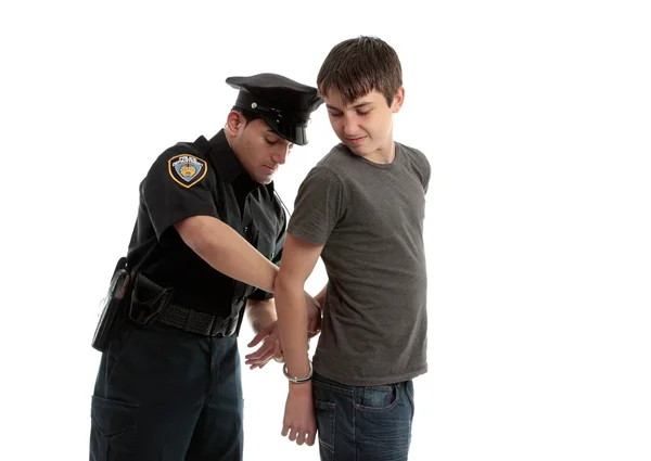 Politieagent handcuffing tiener Stockafbeelding