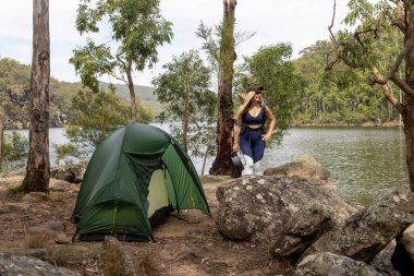 Geceleyin Avustralya 'da nehir kenarına tek başına yürüyüş kampı.