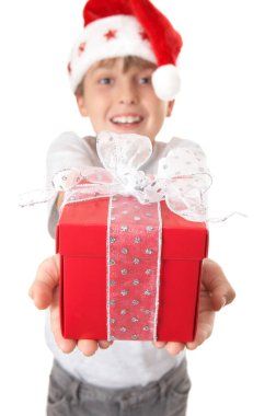 Bir çocuk özel birine hediye veriyor. Seçici odak hediye ve erkek elleri. Çocuk odak nesnesi değil..