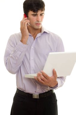 Taşınabilir laptop ve cep telefonu kullanan bir adam. Beyaz arkaplan.