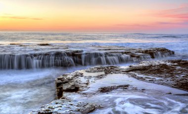 Gün doğumunda Coledale Nsw Avustralya'da kayaların üzerinde ve chasm içine akan su