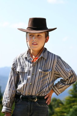 Highland kırsal ülke çocuk güneş 200iso kalkan için bir şapka giyiyor