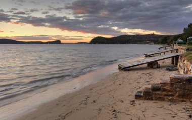 Palm Beach Pittwater 'te ahşap tekne rampaları ve kumtaşı adımları.