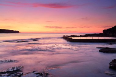 Sağ Malabar okyanus havuzu ile Sydney yakın Malabar üzerinde zengin turuncu ve kırmızı tonları muhteşem gündoğumu. 