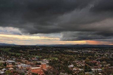 Hızlı hareket eden bir süperhücre Cowra kırsalını ve çevresindeki tarım arazilerini güneş batana kadar silip süpürdü. Ön bina Cowra Hastanesi.