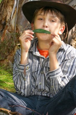 Green Eco-Music - Bir çocuk dudaklarına basit bir sakız yaprağı yapıştırıyor ve titreşen bir vana gibi hareket etmek için üflüyor. Ciddi bir şekilde çalındığında sakız yaprağı karmaşık ve son derece anlamlı müzik yapma yeteneğine sahiptir. Bir düdük, flüt, klarnet ile karıştırılmış.