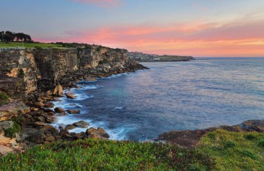 Coogee 'nin kuzey kumtaşı burnun tepesinden deniz manzarası 2 saniyede bulanık suya maruz kalıyor.