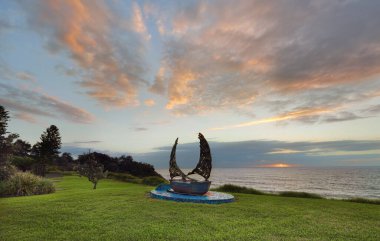 Coledale Yoldaşlık Anıtı 'nın arkasında güzel bir sabah gündoğumu Mike Dwyer Rezervi' nde Coledale Sahili 'nin kuzey burnundaki