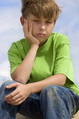 Mutsuz, yalnız, üzgün, üzgün ya da somurtkan bir çocuk.