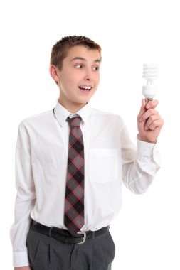 Bir ampul fikir veya ilham ile Öğrenci. O bir çevre dostu floresan ampul tutuyor