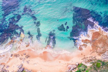 Cronulla sahili hava manzarası, Cronulla kıyı şeridi boyunca kayalık kumsala vuran güzel su.