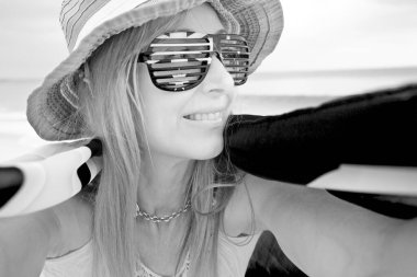 Avustralya bayraklı güneş gözlüğü takan ve omuzlarında bayrak olan bir kadın. Avustralyalı spor destekçisi, Avustralya gururu, Avustralya Günü, Avustralya seyahati veya turizmi