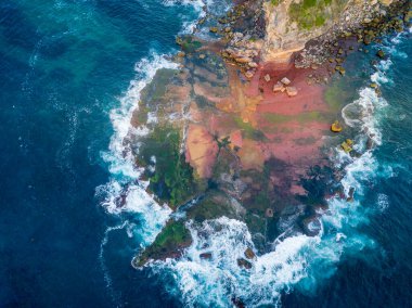 Aşağı, Kuzey Turimetta kayalık resiflerine bakıyorum gelgit yaklaşırken, yavaş yavaş onu çalıyorum. Renklerin bir çok çeşidi bunu çok ilginç kılıyor, yeşil ise kalın yosun..  