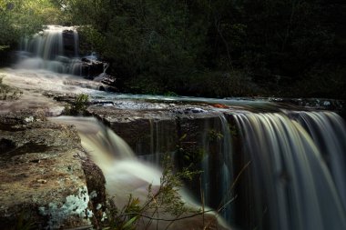 Avustralya çalılıklarında kayalıklardan akan şelale