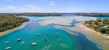 Port Hacking, Güney Sydney Avustralya 'da güzel bir yaz günü manzaralı.