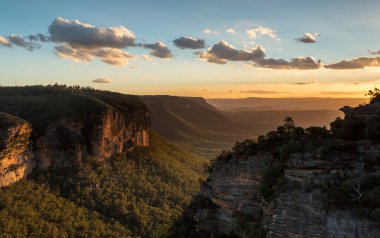 Katoomba Mavi Dağları, Avustralya 'nın güneş ışığı ve gölgesindeki uçurum ve vadilerin manzaralı manzarası.
