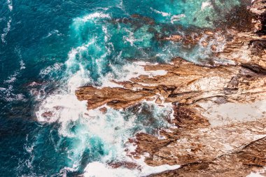 Okyanus manzarası ve pürüzlü kaya kıyısı