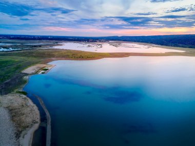 Manzara, su ve dağlar üzerindeki gün batımı manzaraları.