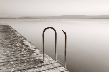 O eski yıpranmış ve ahşap iskeleli monoton palette giydi.