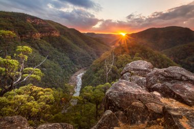 Views along the Grose Valley as the sun sets