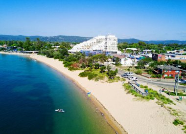 Güneşli bir yaz gününde banliyösü ve Ettalong ve Ettalong Beach ilçebakan Yüksek süpürme iews