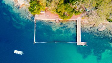 Sydney 'nin açık deniz yüzme havuzlarından birinin genel manzarası. Okyanus serbest hareket eden bir ağ ile çitle çevrili..