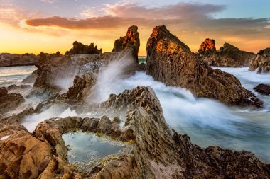 Okyanus dalgalarının ham gücü plajlar boyunca kayaları oyuyor ve aşındırıyor.