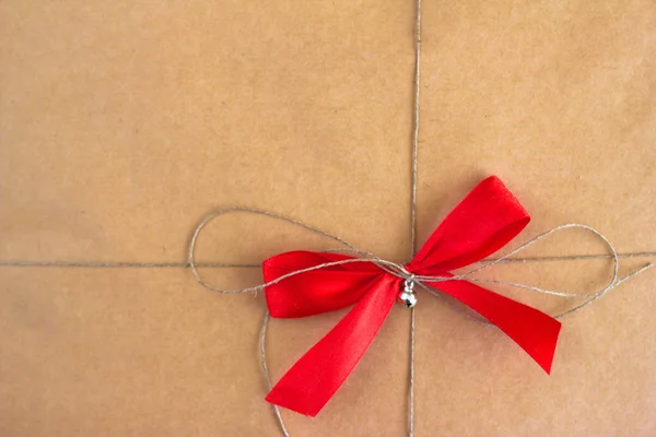 Pakowanie na prezent wakacje z czerwoną kokardą i liny — Zdjęcie stockowe