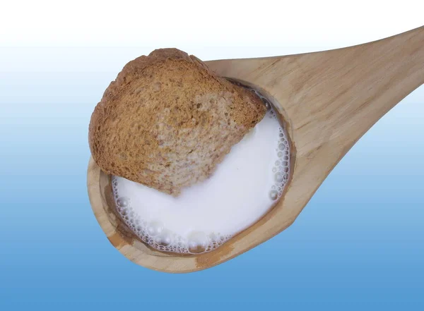 Milch Mit Zwieback Holzlöffel — Stockfoto