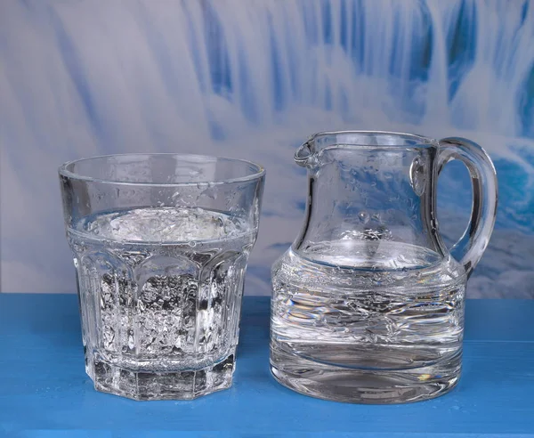 Vízüveg Kancsóval Vízeséssel — Stock Fotó