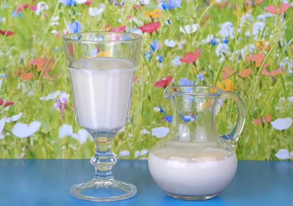 Glasmilch Mit Karaffe Und Blumen — Stockfoto