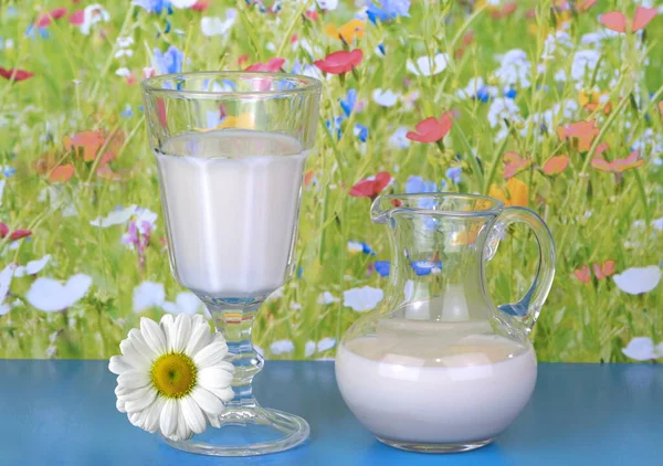 Glasmilch Mit Karaffe Und Blumen — Stockfoto