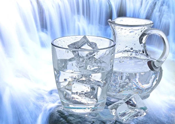 Wasserglas Mit Karaffe Und Wasserfall — Φωτογραφία Αρχείου