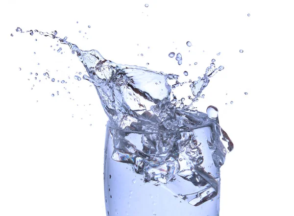 Wasserglas Mit Wasser Auf Weiss Freigestellt — 스톡 사진