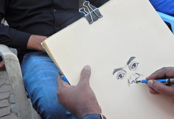 Artista indio dibujando un retrato — Foto de Stock