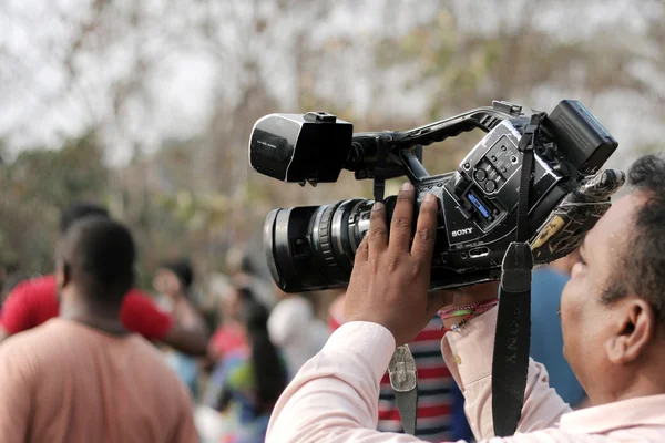 Indien videofotograf använda videokamera skjuta den — Stockfoto