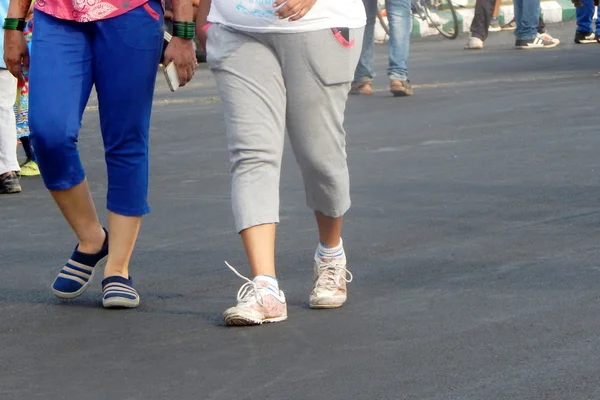 People walk on the road early morning — Stock Photo, Image