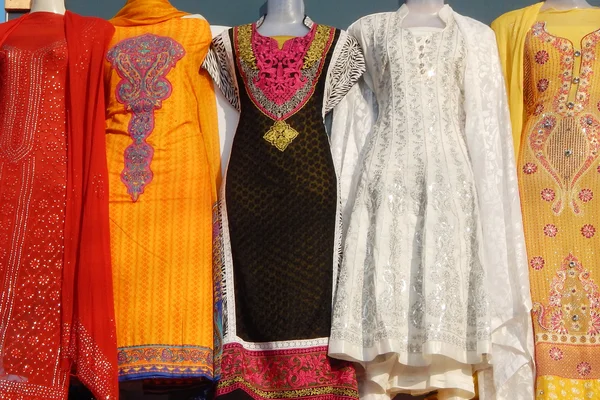 Widok Indyjskiej Kobiety Sukienka Moda Kurta Wisiał Przed Sklepem Detalicznym — Zdjęcie stockowe