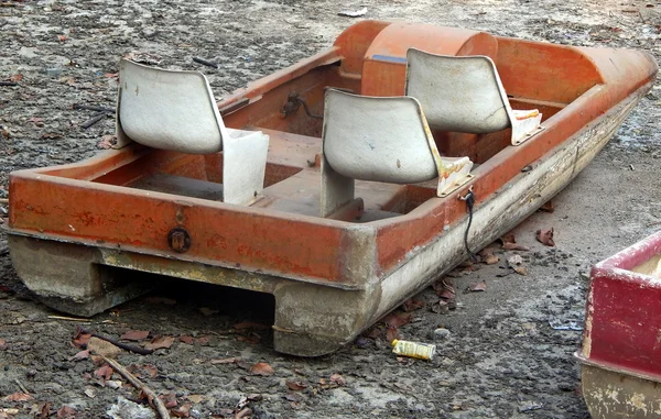 Boot in opgedroogd waterlichaam — Stockfoto