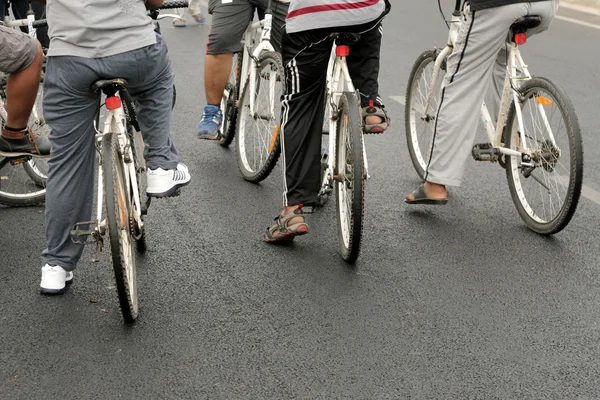 印度人民骑自行车在城市道路上的景象 — 图库照片