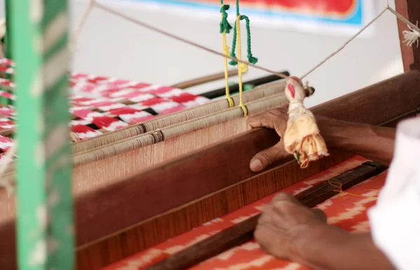 Closeup Indian Man Working Hand Loom Weaving Saree Sari — Stock Photo, Image