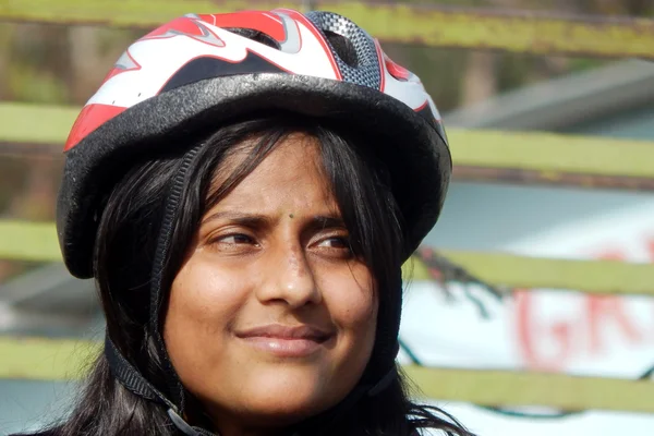 Retrato de mujer india ciclista con casco de seguridad — Foto de Stock