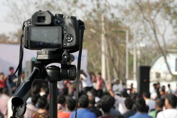 O videógrafo indiano usa a câmera de vídeo para filmar um evento — Fotografia de Stock