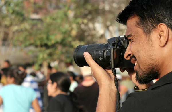 Indisk fotograf ta foto av en händelse — Stockfoto