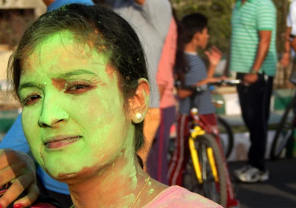 Retrato de una mujer india con la cara cubierta de polvo de color durante la celebración del festival hindú Holi — Foto de Stock